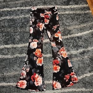 No Boundaries Size:L Black floral